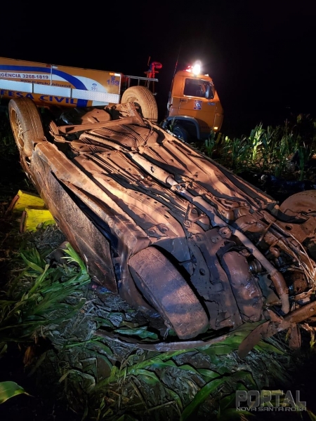 O veículo ficou totalmente destruído e o jovem morreu no local.(Fotos:PRE/Divulgação)