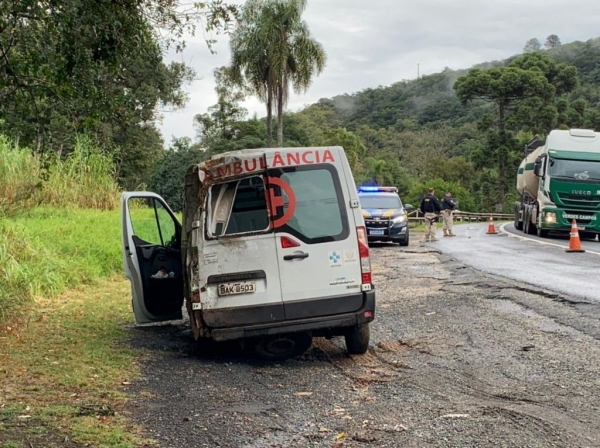 Motorista da ambulância perdeu o controle da direção e bateu em um barranco, na BR-277 — Foto: Divulgação/PRF