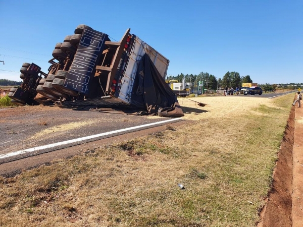 Carreta tombou na rodovia BR-376, em Paranavaí — Foto: Katiuscia Reis/RPC
