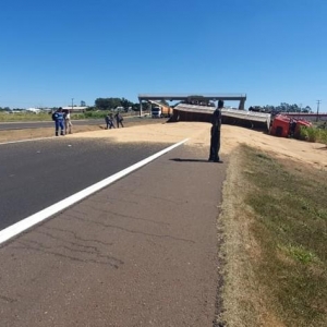 Soja está espalhada por trecho da rodovia, em Paranavaí — Foto: Katiuscia Reis/RPC