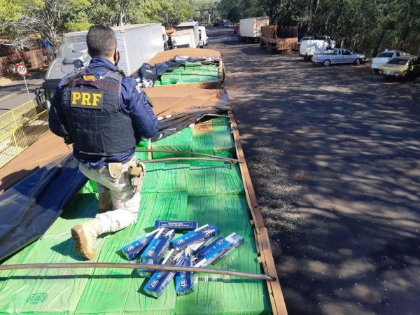 Tanto o caminhão quanto os dois semirreboques tinham placas falsas (Foto: PRF )