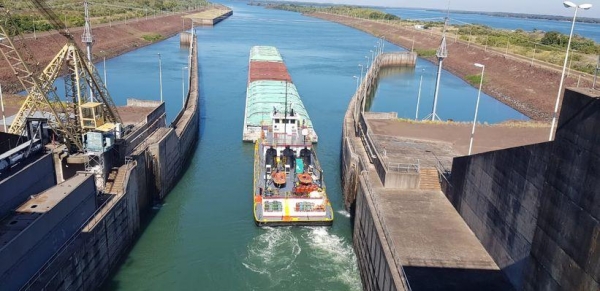 A eclusa só pôde ser acionada depois de dois meses, devido à estiagem. Fotos Yacyretá Paraguay