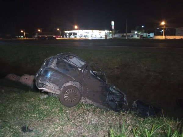 Duas pessoas morreram em acidente no Contorno Sul — Foto: Tony Mattoso/RPC