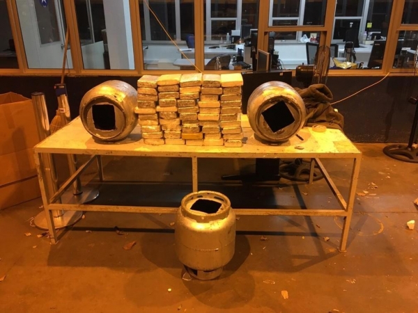 Droga estava escondida em botijões de gás — Foto: Divulgação/PF