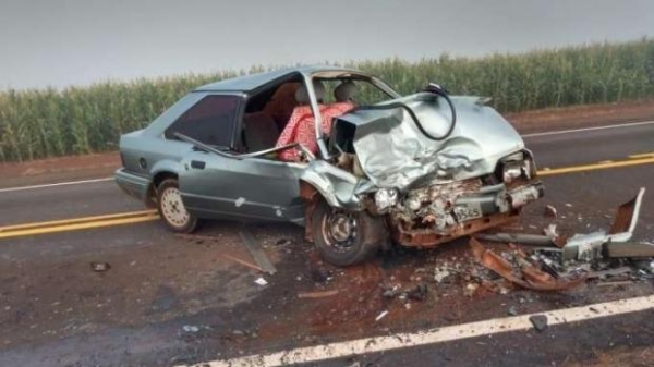 O carro ficou totalmente destruído. (Foto: Reprodução/Catve)