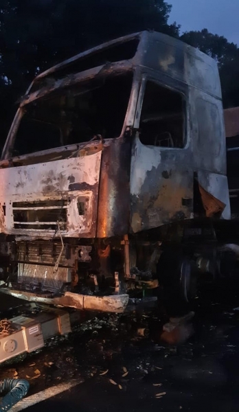 Bitrem carregado com adubo químico fica destruído após pegar fogo na BR-373 — Foto: Divulgação/PRF