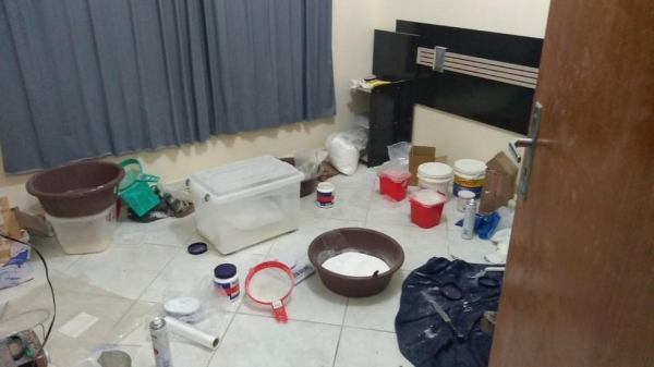 PM apreendeu drogas, uma prensa e materiais químicos usados para refinar cocaína, em Piraquara — Foto: Divulgação/PM