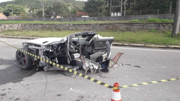 Acidente matou empresário em SC e deixou carro partido ao meio — Foto: Odemar Andrade/NSC TV