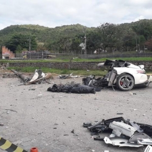 Carro ficou destruído após bater na lateral de outro veículo e, depois, em um poste em Biguaçu, na Grande Florianópolis — Foto: Odemar Andrade/NSC TV