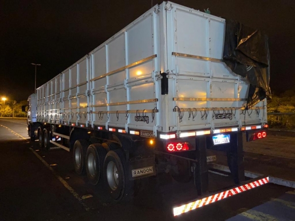 O motorista de imediato comunicou a equipe que estava transportando cigarros de origem paraguaia, o que foi constatado assim que foi retirada a lona do semirreboque.(Foto: PRF)