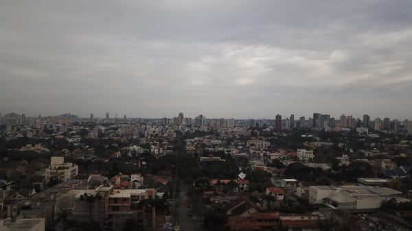 Céu escureceu na tarde de ontem, em Curitiba: chuva fraca durante a noite (Foto: Franklin de Freitas)