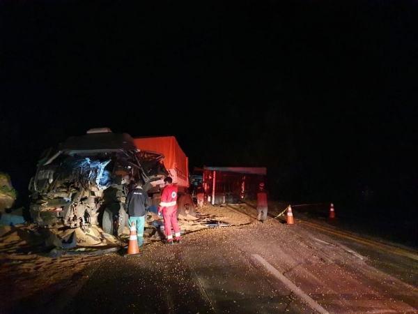Uma pessoa morre e três ficam gravemente feridas em acidente na BR-277, na Serra da Esperança — Foto: Camila Simili/RPC