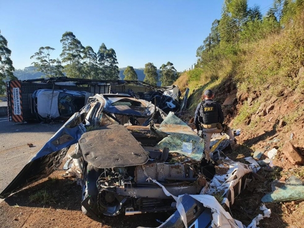 Oito carros zero quilômetro ficaram destruídos no acidente, em Mauá da Serra — Foto: Divulgação/PRF