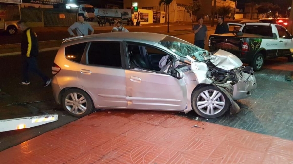 Com o forte impacto, os dois carros sofreram diversos danos e foram parar em uma calçada. (Fotos: CGN)