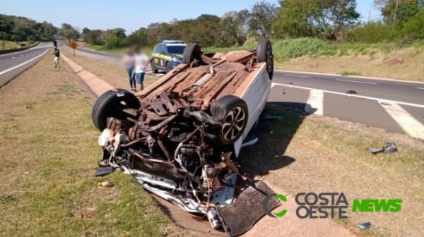 O Vectar parou com as rodas para cima. (Foto: Costa Oeste News)