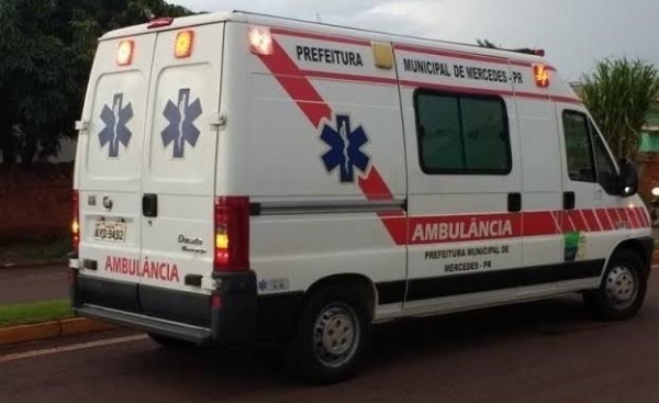 A ambulância do município encaminhou o rapaz para Marechal. (Foto: Ponto da Notícia)