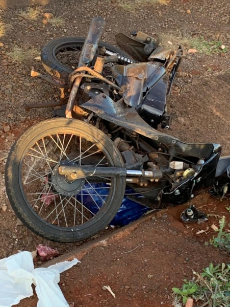 Com a força da batida a motocicleta ficou totalmente destruída.(Foto: Portal Missal)