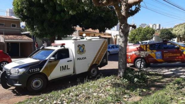 O corpo da vítima foi encaminhado ao Instituto Médico-Legal (IML) para os exames de necropsia.(Foto: Catve)