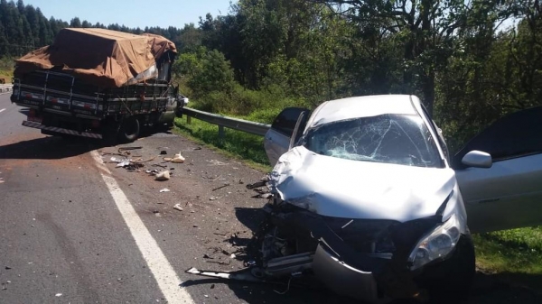 Carro bateu de frente em caminhão durante perseguição, em Tibagi — Foto: Divulgação/PRF