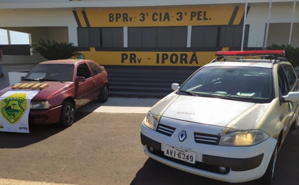 O Kadett e os dois elementos foram detidos junto com a droga. (Foto: Divulgação/PRE)