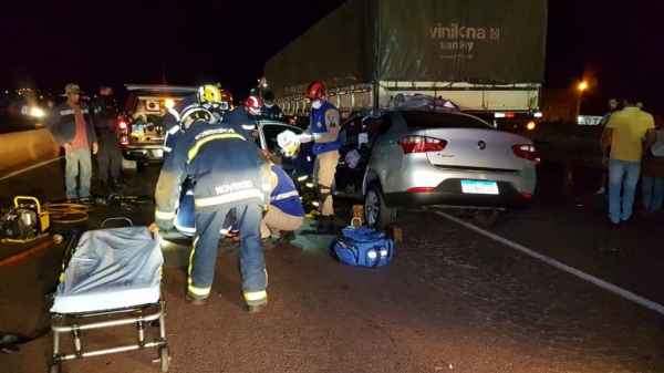 Três pessoas estavam no carro, sendo dois homens e uma mulher.(Foto: CGN)