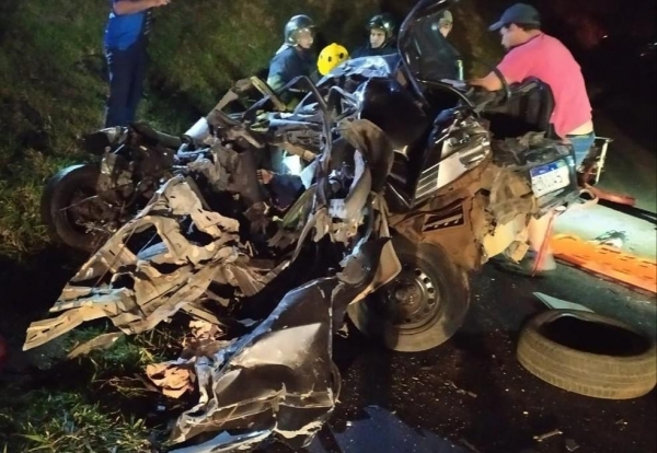 Duas pessoas que estavam no carro morreram no acidente, segundo a PRE — Foto: Divulgação/PRE
