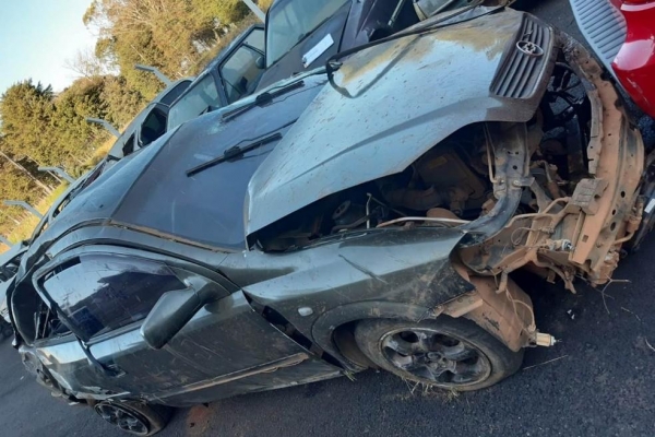 Carro capotou com cinco pessoas, em Pinhão — Foto: PRE/Divulgação