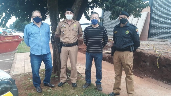 Momento da entrega da viatura,  delegado da Policia Civil Dr. Pedro Lucena. Sargento Pruinelli, deputado estadual Coronel Lee e o o Major Novach do 19º BPM de Toledo. (Foto: Divulgação/PM) 