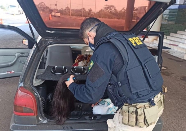Momento da apreensão em Guaíra. (Fotos: PRF)