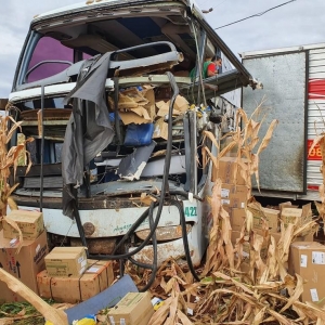 Acidente entre caminhão e ônibus na PR-090 não deixou feridos — Foto: Patrícia Piveta/RPC