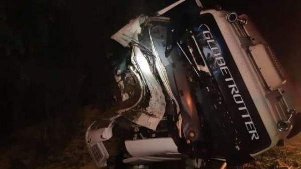 O impacto foi tão forte que a cabine da carreta ficou bastante danificada.(Foto: catve)