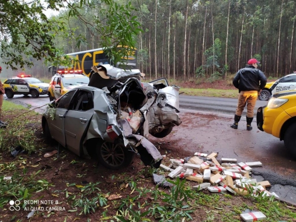 O veículo bateu em uma árvore durante a perseguição. (Fotos: Divulgação/PRE)