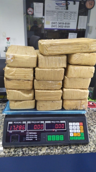 Foram encontrados 17 tabletes da droga. (Fotos: Divulgação/PRF)