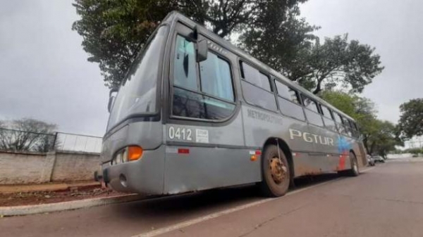 O ônibus foi localizado na Rua Kamayuras, no Bairro Santa Cruz. (Foto: Catve)