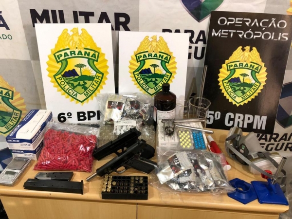 Pistola cal.45, munições, produtos destinados à fabricação de anabolizantes são apreendidos, e uma pessoa presa por Policiais Militares. (Foto: PM)
