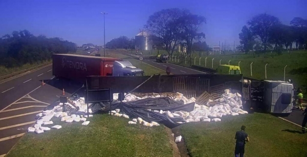 Segundo informações, houve derramamento da carga. (Foto: CGN)
