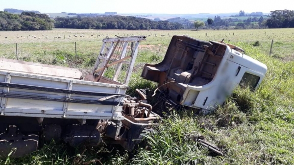 Motorista foi arremessado e morreu após ser atropelado pelo caminhão que dirigia na PR-090, segundo a PRE — Foto: Divulgação/PRE