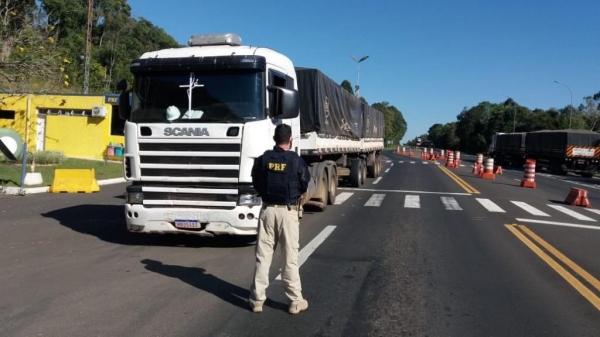 O motorista foi preso e  conduzido até à Polícia Civil de Irati para o registro do crime de tráfico de drogas. (Foto: Divulgação/PRF)