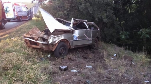  O carro saiu da pista, bateu contra um muro de pedras e capotou. (Foto: RBJ)