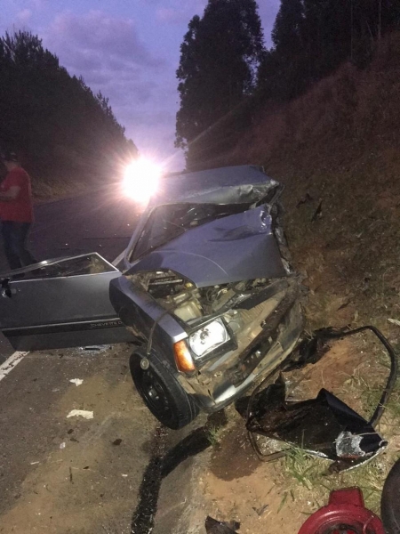 Carros bateram de frente na madrugada deste sábado (5), em Telêmaco Borba — Foto: PRE/Divulgação