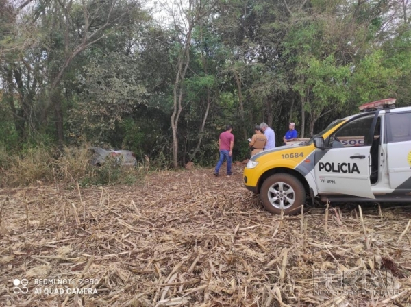 Momento em que a Polícia Militar recupera o veículo. (Foto: PM)