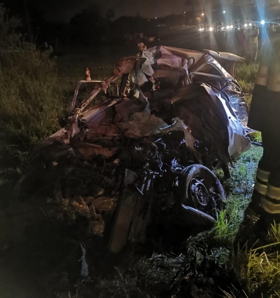 O corpo do condutor do automóvel foi levado para o IML de Guarapuava (Foto: PRF )