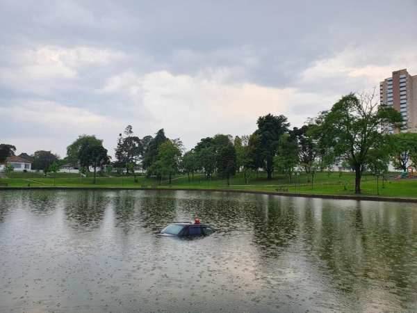 Carro caiu na Lagoa das Lágrimas, em Guarapuava — Foto: Camila Simili/RPC Guarapuava