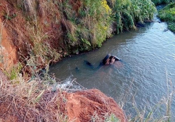 Carro caiu em córrego na área rural de Nova Fátima — Foto: Márcio Santos/Arquivo pessoal