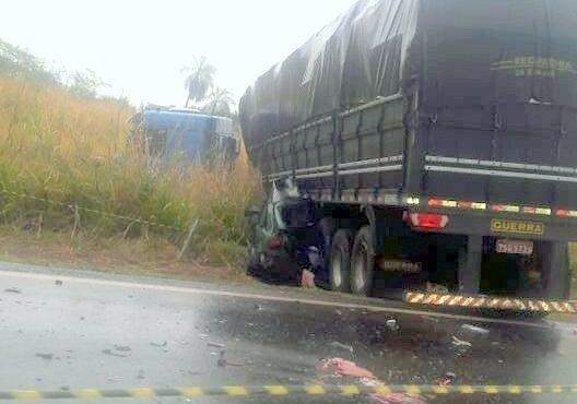 O Gol praticamente foi “engolido” pela carreta (Foto: Divulgação )