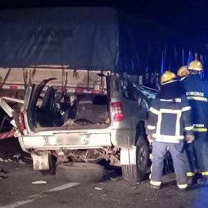 Carro bateu na traseira de caminhão, na BR-277, em São José dos Pinhais — Foto: Tony Mattoso/RPC