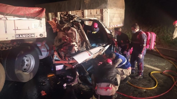 Motorista de caminhão morreu após batida na PR-340, em Ortigueira — Foto: PRE/Divulgação