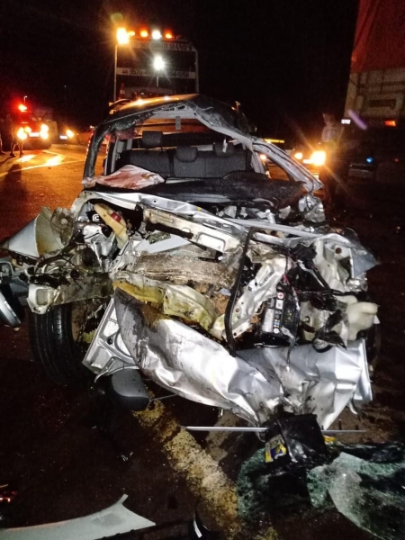Veículos bateram de frente na PR-323, em Cruzeiro do Oeste — Foto: Divulgação/PRF