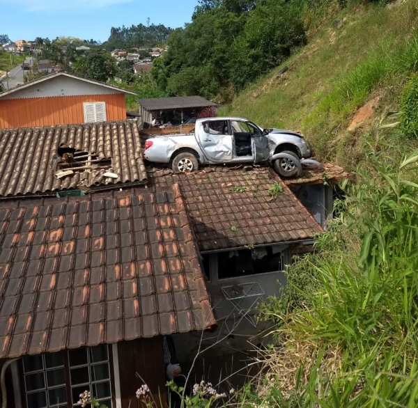 Com o peso do veículo na casa, havia risco de desabamento do telhado. 