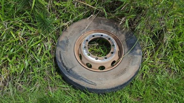 Roda de uma carreta atingiu e matou um ciclista, na PR-151, em Carambeí — Foto: Divulgação/PRE